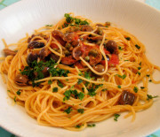 Spaghetti alle olive, capperi e acciughe