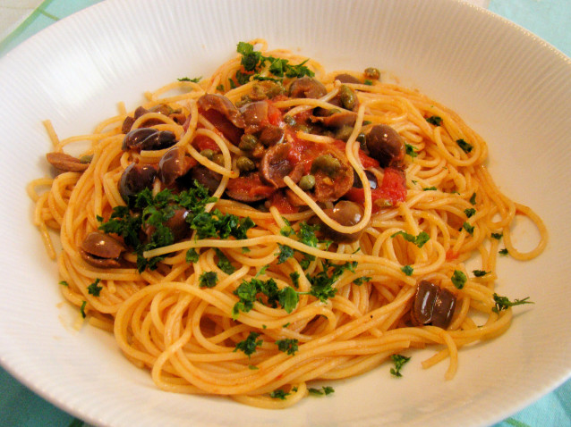 Spaghetti alle olive, capperi e acciughe