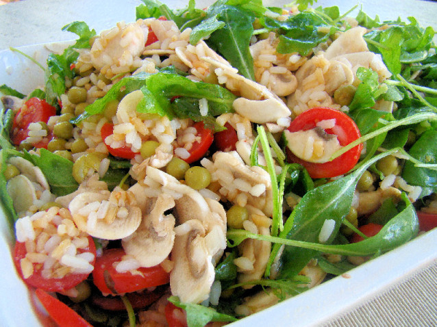 Insalata di riso con funghi champignon