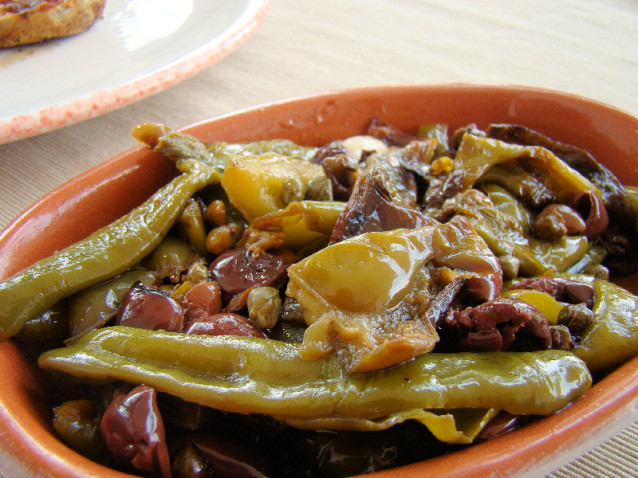 Peperoni olive e capperi