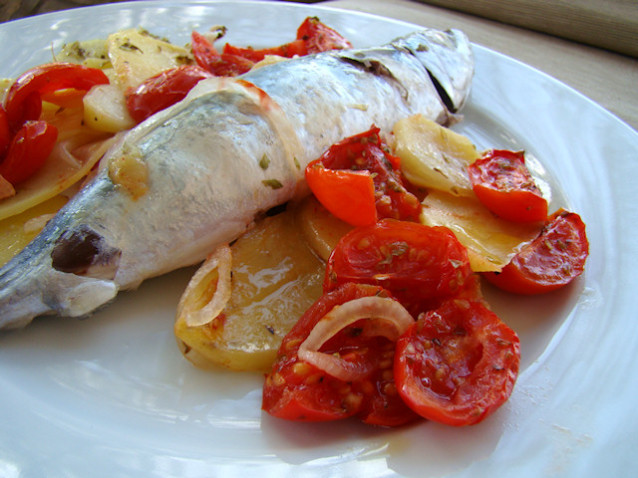 Pesce azzurro con patate cotto al forno