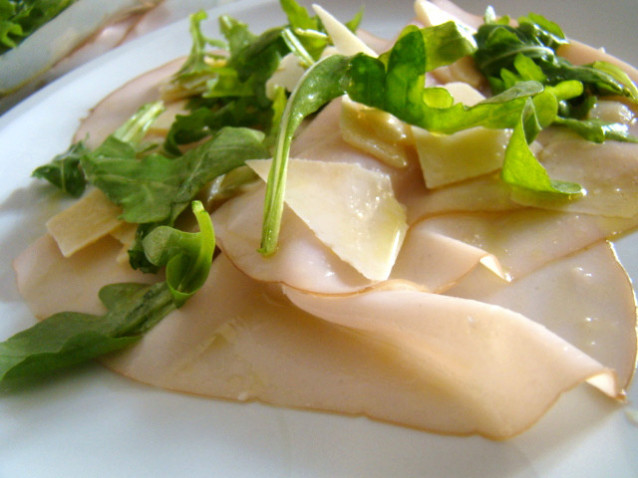 Carpaccio di tacchino con grana e rucola