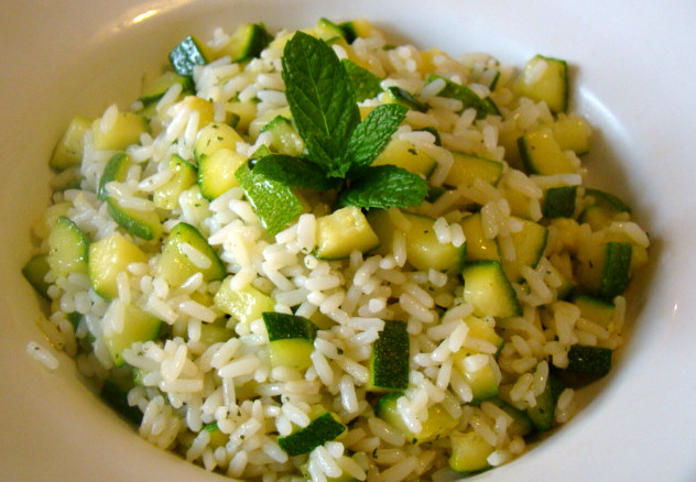 Insalata di riso con zucchine