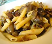 Penne alle melanzane, olive e capperi