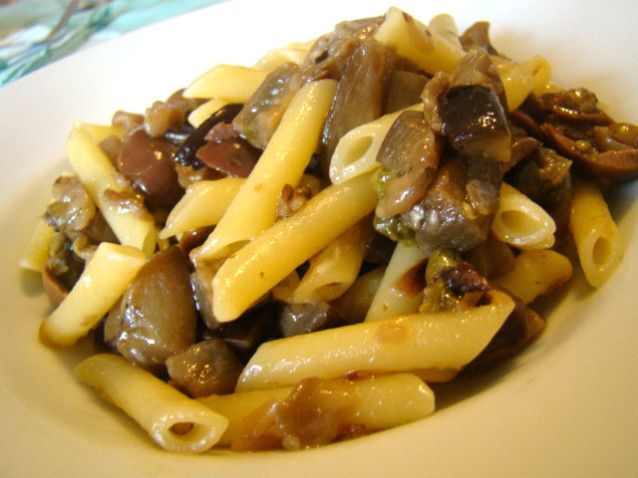 Penne alle melanzane, olive e capperi