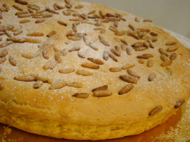 Torta alla crema e marmellata