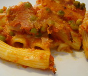 Pasta al forno con sugoo di piselli e prosciutto