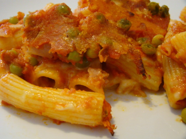 Pasta al forno con sugoo di piselli e prosciutto