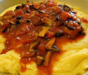 Polenta al sugo di funghi