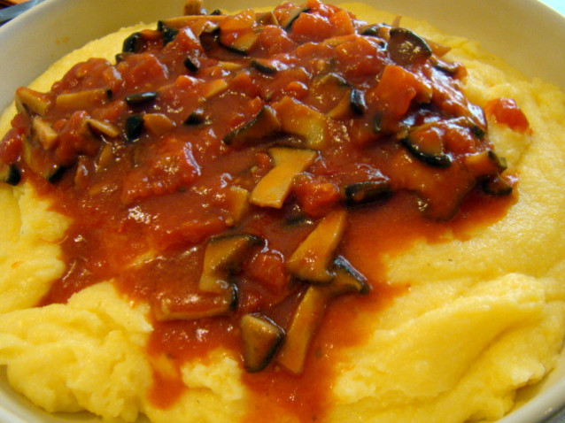 Polenta al sugo di funghi