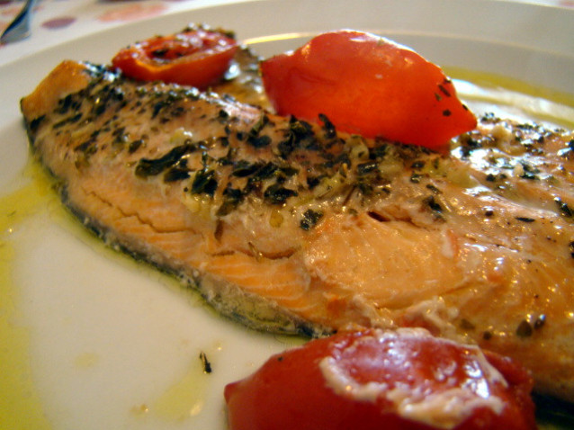 Filetti di trota salmonata con pomodorini cotti al forno