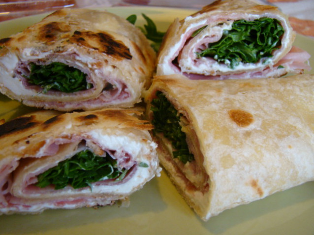 Piadina con prosciutto cotto, philadelphia e rucola