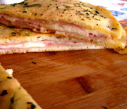 Pizza ripiena mortadella e caciocavallo