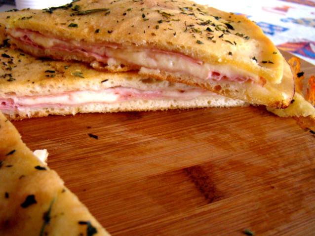 Pizza ripiena mortadella e caciocavallo