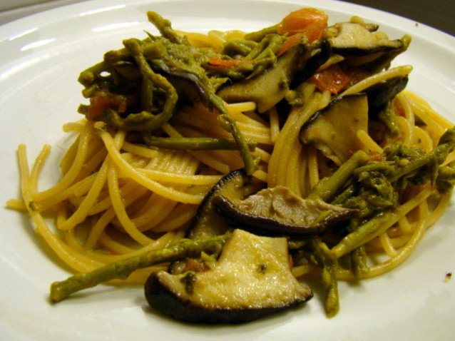 Spaghetti integrali con funghi e asparagi