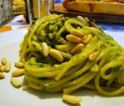 Spaghetti con crema di asparagi e pinoli