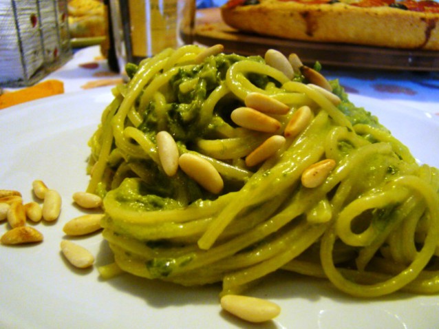 Spaghetti con crema di asparagi e pinoli