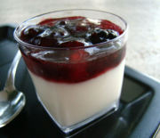 Bicchierini di panna cotta ai frutti di bosco