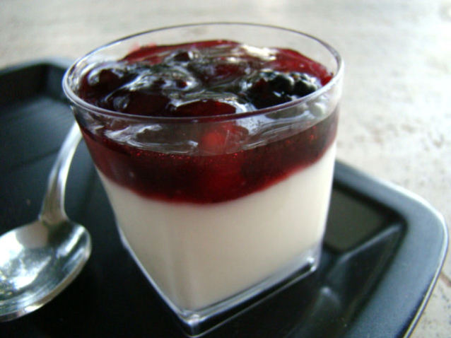 Bicchierini di panna cotta ai frutti di bosco