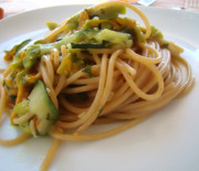 Spaghetti con fiori di zucca e zucchine