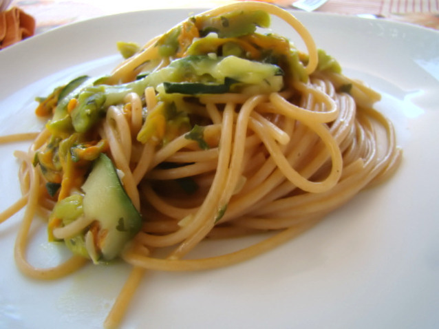 Spaghetti con fiori di zucca e zucchine