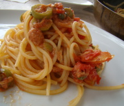 Spaghetti con sugo di olive, tonno e capperi