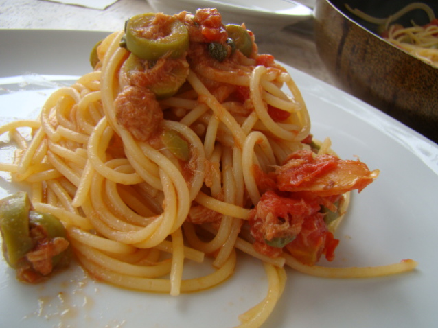 Spaghetti con sugo di olive, tonno e capperi
