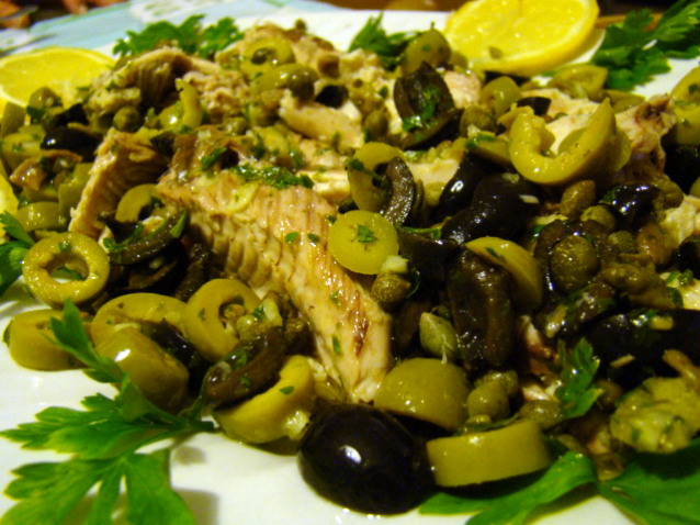 Palamita con olive, acciughe e capperi