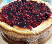 Cheesecake con base di pasta frolla ai frutti di bosco