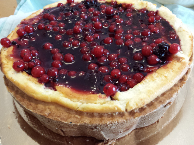 Cheesecake con base di pasta frolla ai frutti di bosco