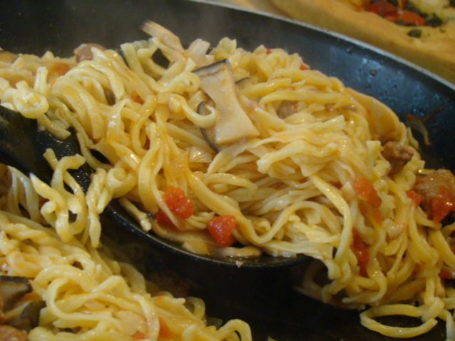 Tagliolini all’uovo con sugo di salsiccia e funghi