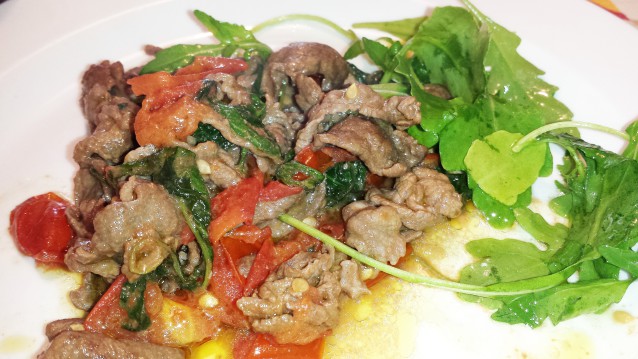 Straccetti di carne d’asino con rucola e pomodorini