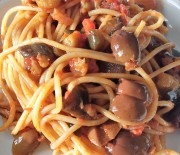 Spaghetti, melanzane e olive