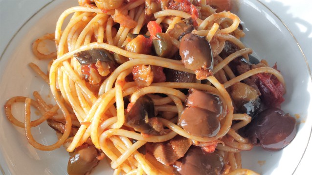 Spaghetti, melanzane e olive