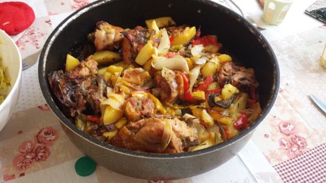 Pollo marinato cotto in forno con patate e peperoni