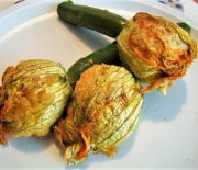 Zucchine piccole con fiore