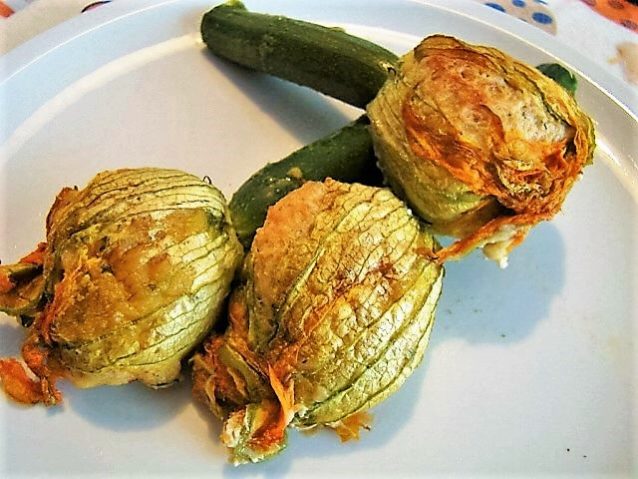 Zucchine piccole con fiore